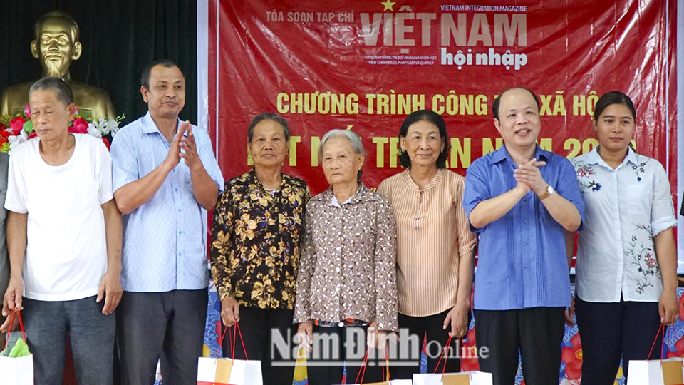 Lãnh đạo Tạp chí Việt Nam Hội nhập trao quà cho các gia đình chính sách có hoàn cảnh khó khăn.