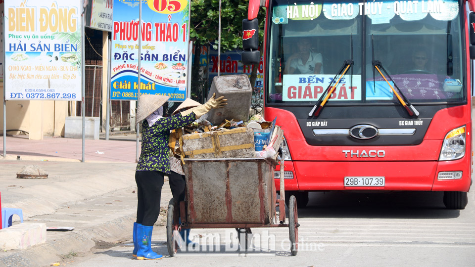 Đội vệ sinh môi trường thu gom rác thải tại Khu du lịch Quất Lâm (Giao Thủy).