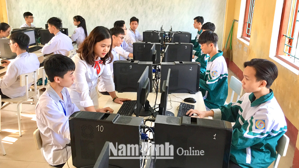 Một tiết học Tin học của học sinh Trường THPT Tống Văn Trân (Ý Yên).
