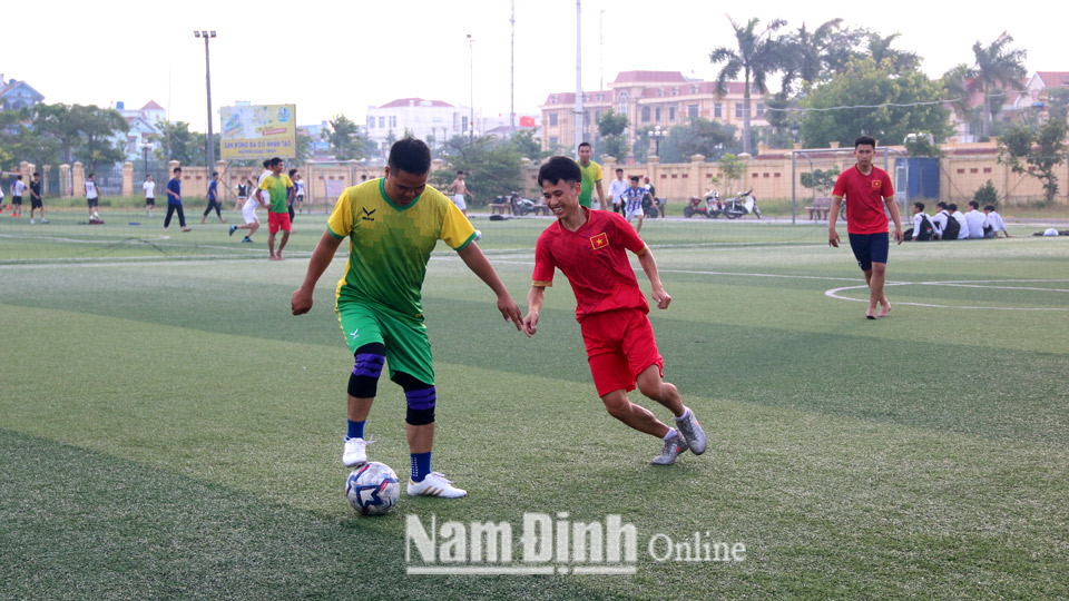Một buổi tập luyện bóng đá của thanh niên thị trấn Ngô Đồng (Giao Thủy).  Bài và ảnh: Hoàng Anh