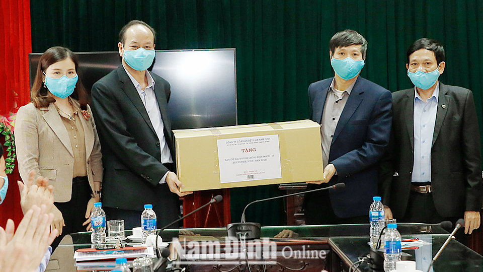 Trong đợt cao điểm chống dịch COVID-19, Báo Nam Định phối hợp với Công ty Cổ phần Dệt lụa Nam Định trao khẩu trang kháng khuẩn cho Ban Chỉ đạo phòng, chống dịch COVID-19 huyện Trực Ninh 
