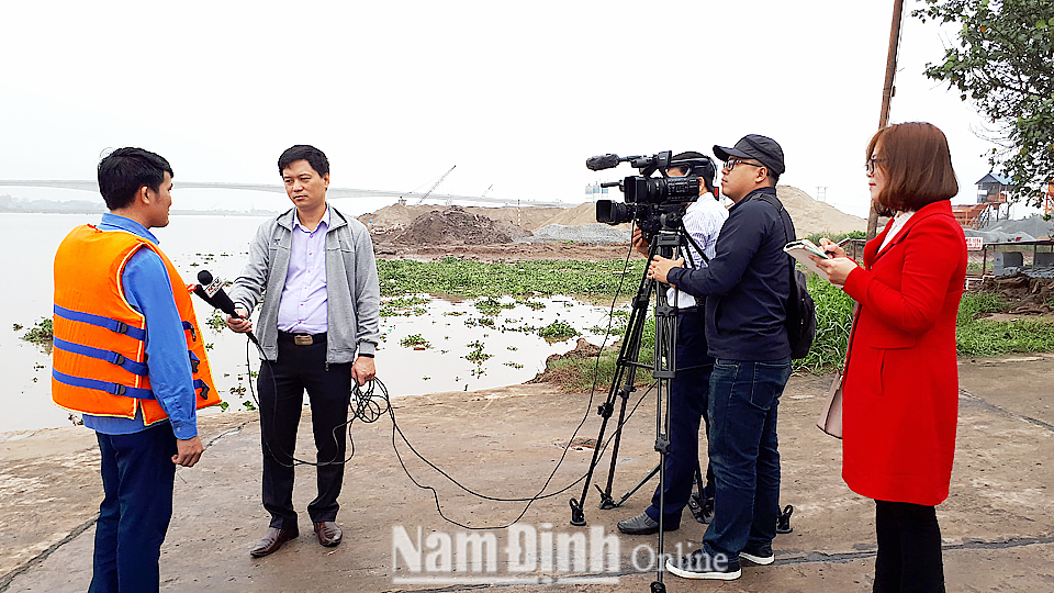 Phóng viên Báo Nam Định Điện tử và Đài PT-TH tỉnh tác nghiệp về công tác bảo đảm trật tự an toàn các bến khách ngang sông.