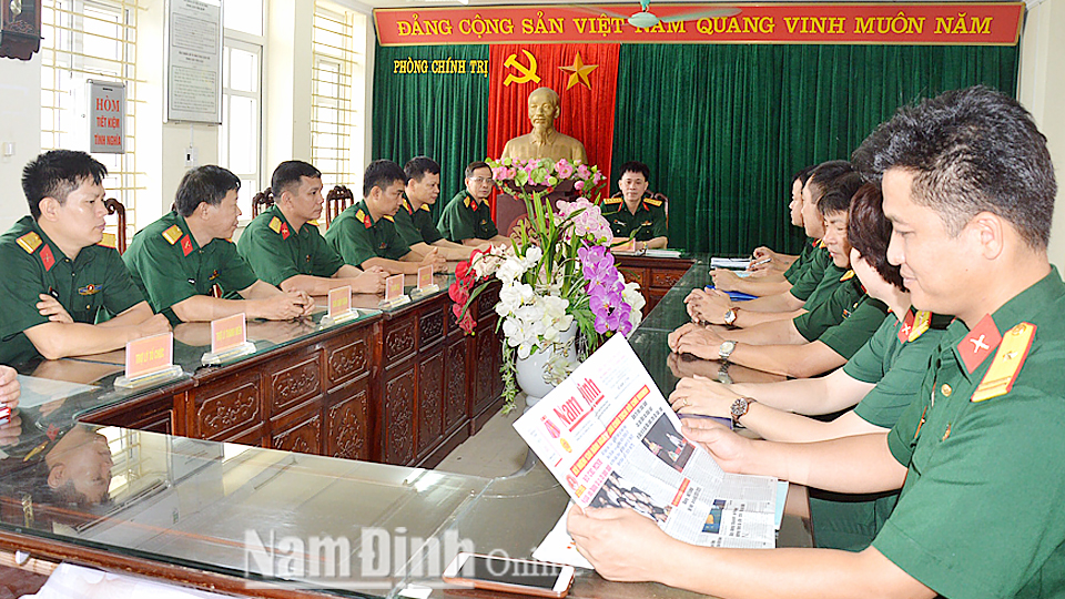 Một buổi giao ban, đọc báo đầu giờ của Phòng Chính trị (Bộ CHQS tỉnh).
