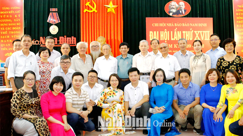 Cán bộ, phóng viên Báo Nam Định với các nhà báo lão thành đã từng gắn bó xây dựng tờ báo từ hàng chục năm trước chụp ảnh lưu niệm tại Đại hội lần thứ VII, nhiệm kỳ 2020-2022.  Ảnh: Viết Dư