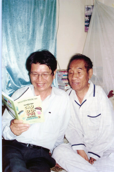 Nhà báo Đoàn Quốc Sỹ (bên trái) và NGƯT Nguyễn Ngọc Ký.  Ảnh: Do nhân vật cung cấp