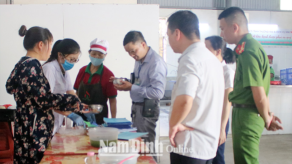 Kiểm tra, giám sát ATTP tại bữa cỗ đông người ở huyện Mỹ Lộc.  Ảnh: Do cơ sở cung cấp