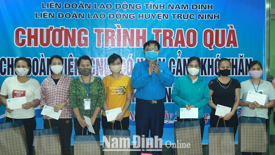 LĐLĐ tỉnh tặng quà cho công nhân có hoàn cảnh khó khăn tại Công ty TNHH Giày AMARA Việt Nam, thị trấn   Cổ Lễ (Trực Ninh).