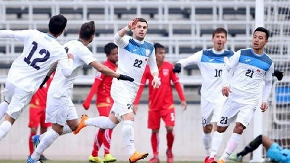 Đội tuyển Kyrgyzstan (áo trắng) là đối thủ vừa tầm để đội tuyển Việt Nam “làm nóng” trước loạt trận quyết định tại bảng G Vòng loại thứ 2 World Cup 2022, khu vực châu Á. (Ảnh: VFF)