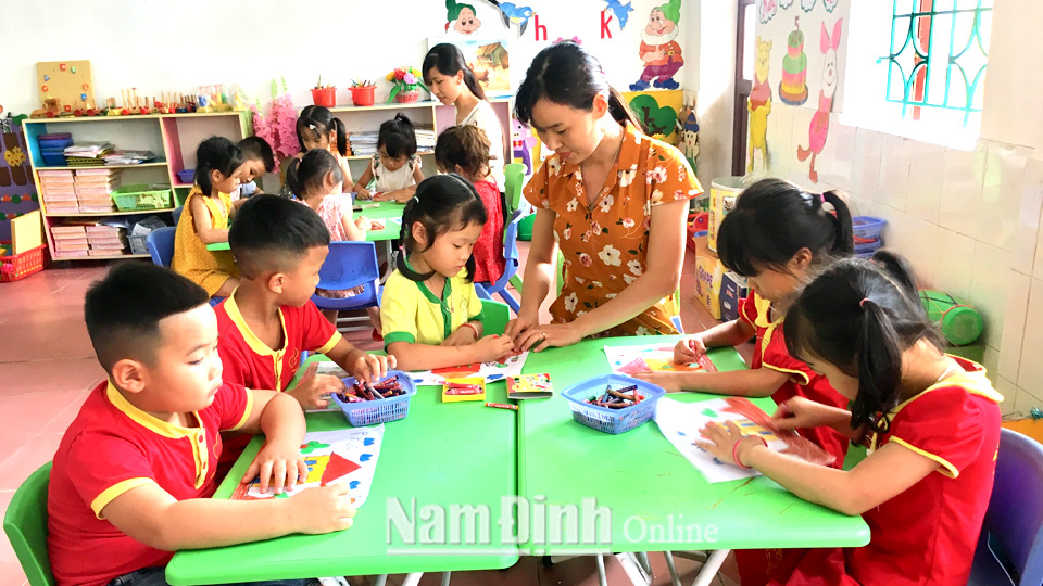 Cô và trò Trường Mầm non Trực Thuận (Trực Ninh) trong một giờ học tô màu.