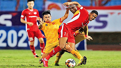 Pha tranh bóng giữa cầu thủ hai đội Viettel (áo đỏ) và Thanh Hóa. 