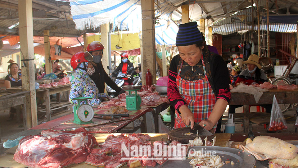 Nhiều người chuyên kinh doanh thịt lợn phải chuyển sang bán thịt bò, thịt gà “chống ế”.  Bài và ảnh: Nguyễn Hương