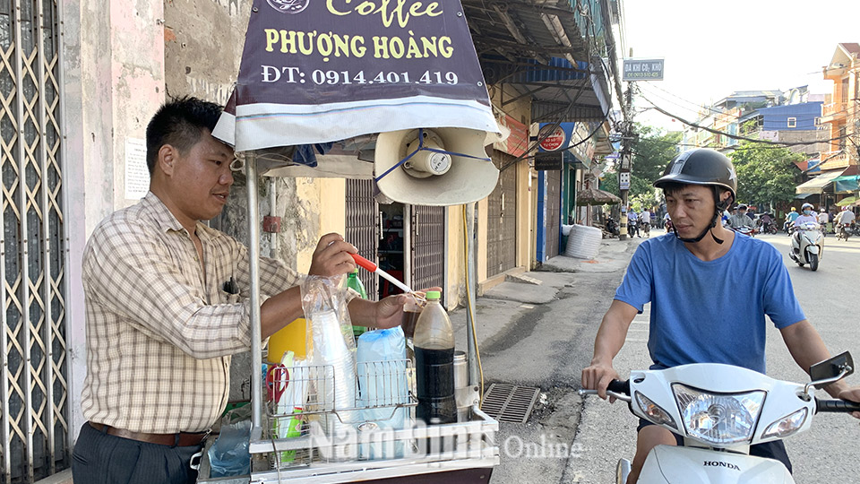 Xe cà phê dạo của anh Nguyễn Văn Huy ở đường Lương Thế Vinh (thành phố Nam Định) thu hút khá đông khách vào đầu giờ sáng.