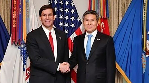 Bộ trưởng Quốc phòng Hàn Quốc Châng Ki-âng Đu (bên phải) và người đồng cấp Mỹ M.E-xpơ. Ảnh YONHAP