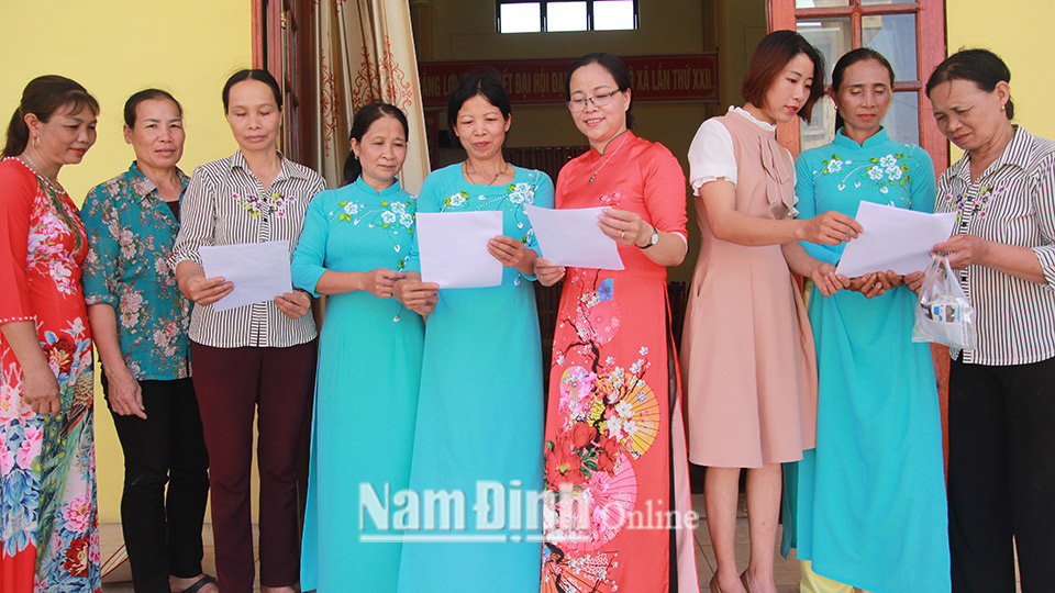 Hội viên phụ nữ huyện Ý Yên tìm hiểu các kiến thức pháp luật.