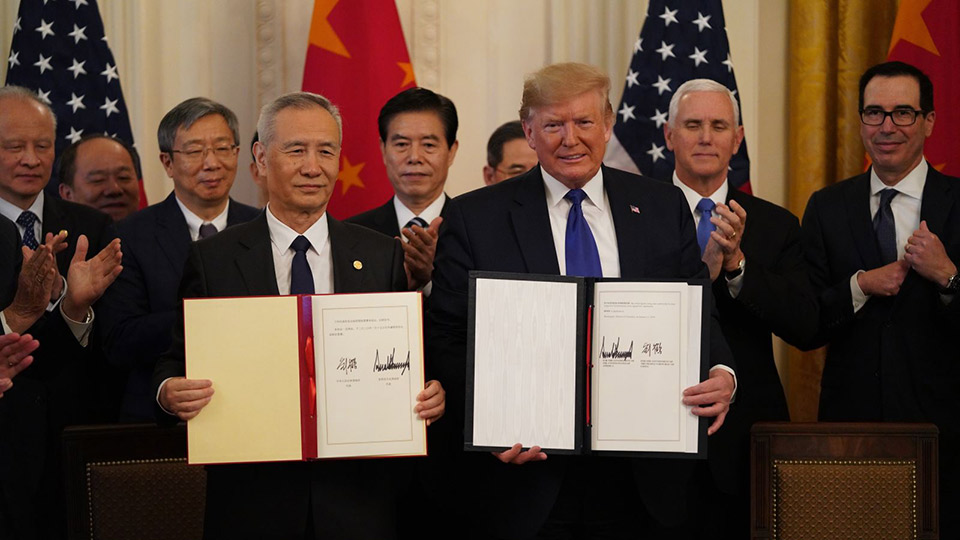 Tổng thống Mỹ Donald Trump và Phó Thủ tướng Trung Quốc Lưu Hạc tại lễ ký thỏa thuận thương mại giai đoạn 1 ở Washington, DC ngày 15-1-2020.  Ảnh: THX/TTXVN