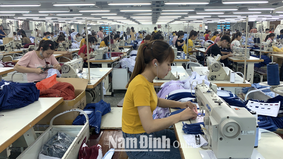 Sản xuất sản phẩm xuất khẩu tại Công ty TNHH một thành viên Dệt may Phương Lan, làng nghề may mặc Vĩnh Trị, xã Yên Trị.