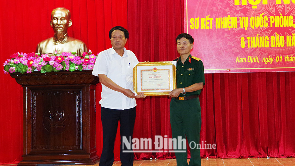 Đồng chí Ngô Gia Tự, Ủy viên Ban TVTU, Phó Chủ tịch  Thường trực UBND tỉnh tặng Bằng khen của UBND tỉnh cho tập thể Bộ CHQS  tỉnh.