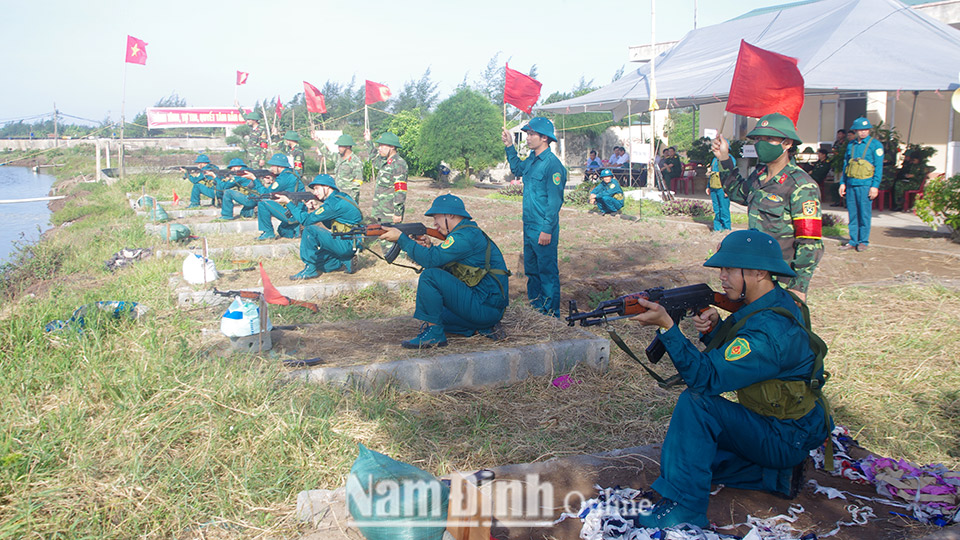 Dân quân tự vệ huyện Trực Ninh thực hành bắn súng tiểu liên AK.