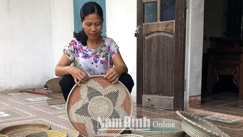 Chị Đặng Thị Nhung, chi Hội Phụ nữ Ân Thái, xã Nam Hồng phát triển kinh tế gia đình từ nghề đan cói xuất khẩu.