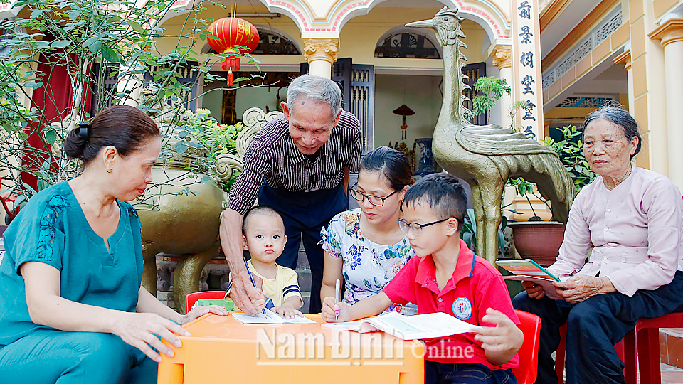 Hộ ông Trần Văn Hóa (79 tuổi), tổ dân phố 1 Liên Hà 2, phường Lộc Hạ (thành phố Nam Định) là gia đình “tứ đại đồng đường” nhiều năm liền đạt danh hiệu “Gia đình văn hóa tiêu biểu”. Ảnh: Viết Dư
