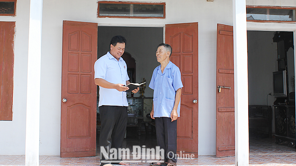 Hộ ông Đinh Văn Định (bên phải), Tổ dân phố Nam Phú, thị trấn Liễu Đề (Nghĩa Hưng) được hỗ trợ kinh phí theo Quyết định 22/2013/QĐ-TTg để sửa chữa ngôi nhà ở vững chãi, an toàn.