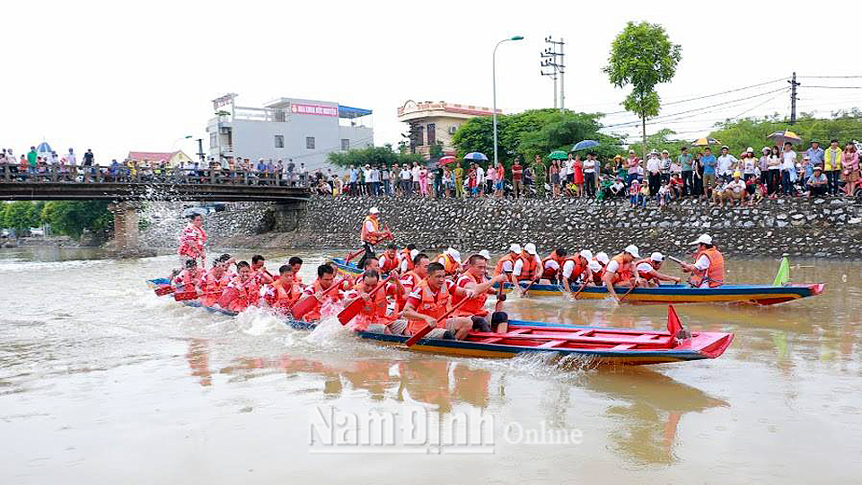 Đội bơi chải nam xã Hải Thanh tham gia thi đấu tại Ngày hội Văn hóa - Thể thao huyện Hải Hậu năm 2019.