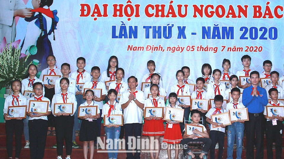Đồng chí Nguyễn Phùng Hoan, TUV, Phó Chủ tịch UBND tỉnh và lãnh đạo Tỉnh Đoàn trao tặng giấy chứng nhận cháu ngoan Bác Hồ cho các cháu thiếu nhi trong tỉnh.