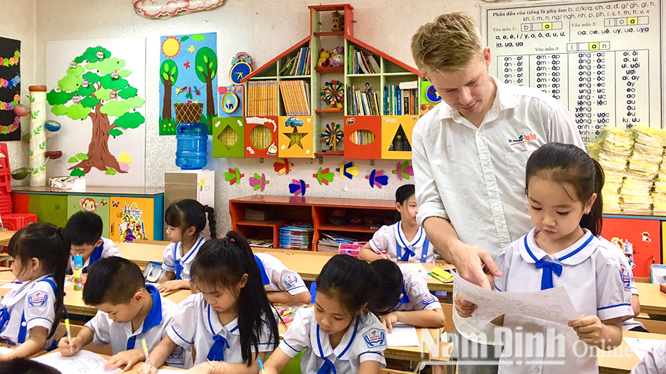 Một tiết học tiếng Anh với người nước ngoài của học sinh Trường Tiểu học Trần Quốc Toản (thành phố Nam Định).