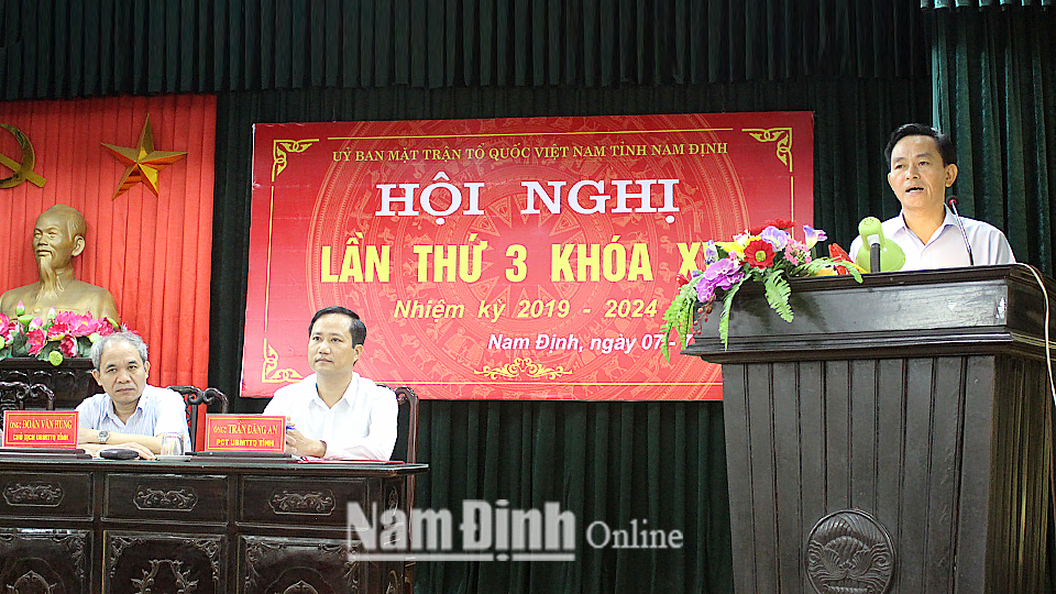 Đồng chí Nguyễn Phùng Hoan, TUV, Phó Chủ tịch UBND tỉnh thông báo tình hình thực hiện nhiệm vụ phát triển kinh tế - xã hội 6 tháng đầu năm, nhiệm vụ trọng tâm những tháng cuối năm 2020.