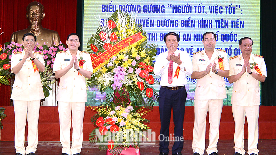  Đồng chí Ngô Gia Tự, Ủy viên Ban TVTU, Phó Chủ tịch Thường trực UBND tỉnh trao tặng Ban Giám đốc Công an tỉnh lẵng hoa tươi thắm.