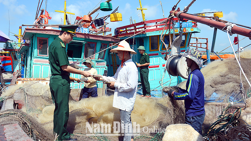 Cán bộ BĐBP tỉnh tuyên truyền cho ngư dân về tội phạm và tệ nạn ma túy.