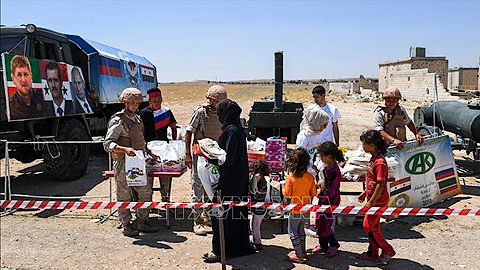 Phát hàng cứu trợ cho người dân Syria ở Abu Duhur, tỉnh Idlib. Ảnh: AFP/TTXVN
