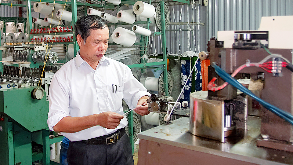 Nghề may mặc tạo việc làm ổn định cho nhiều lao động ở Mỹ Lộc. (Trong ảnh: Cơ sở may mặc của ông Trần Nhất Khoa, xã Mỹ Thắng).