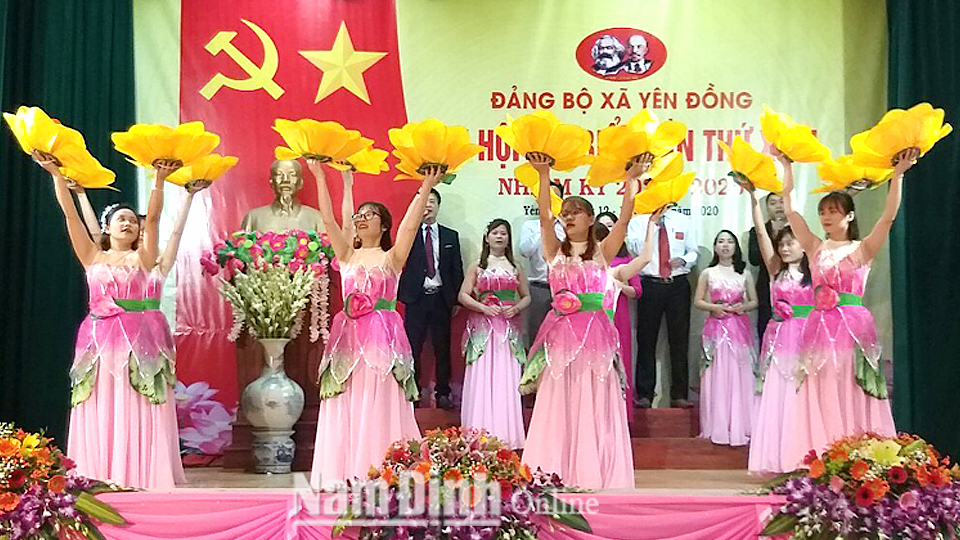 Đội văn nghệ giáo viên Trường Mầm non Yên Đồng biểu diễn chào mừng Đại hội Đảng bộ xã lần thứ XXVI (nhiệm kỳ 2020-2025).