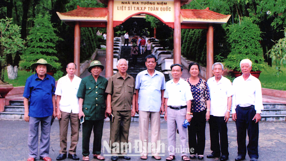 Hội viên cựu TNXP tỉnh thăm Ngã Ba Đồng Lộc (Hà Tĩnh). Ảnh: Do cơ sở cung cấp