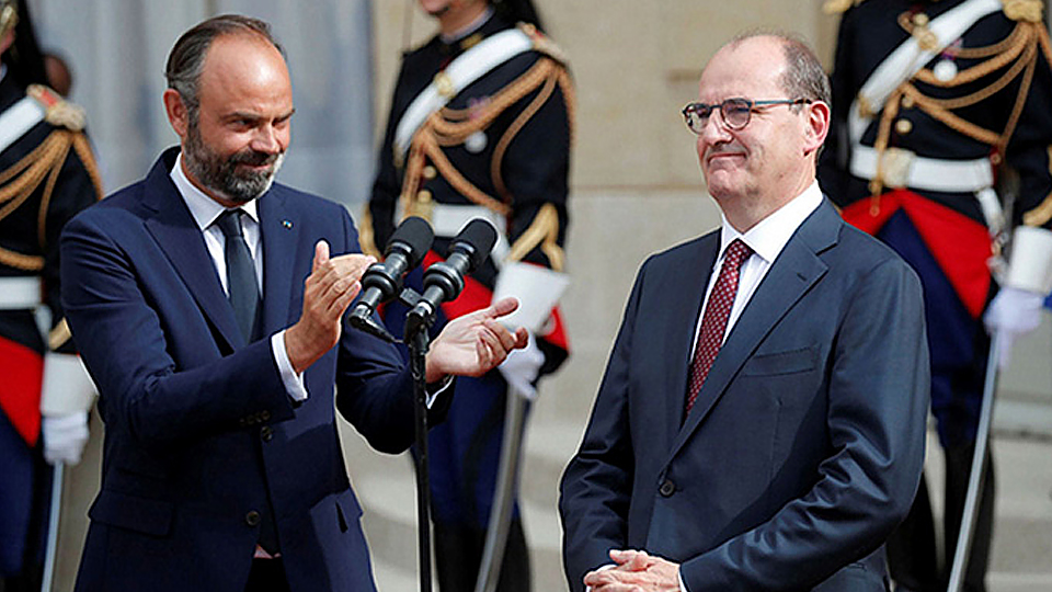 Cựu Thủ tướng Pháp E.Phi-líp chúc mừng người kế nhiệm G.Ca-xtếch (bên phải). Ảnh Financial Times