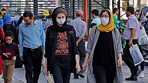  Người dân Iran đi bộ trên một con phố đông đúc ở thủ đô Tehran vào đầu tháng 6-2020. Ảnh: Getty Images.