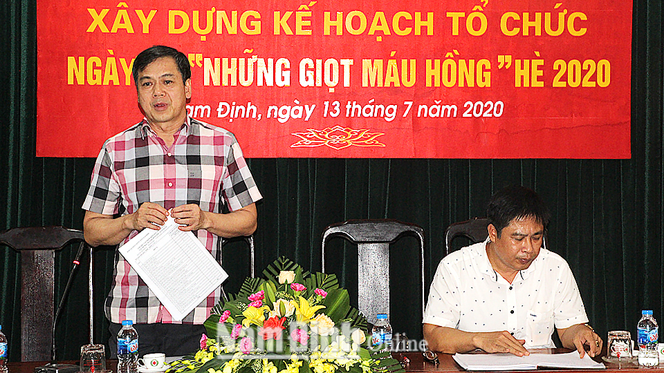 Đồng chí Trần Lê Đoài, Tỉnh ủy viên, Phó Chủ tịch UBND tỉnh, Trưởng Ban Chỉ đạo vận động hiến máu tình nguyện tỉnh phát biểu tại hội nghị.