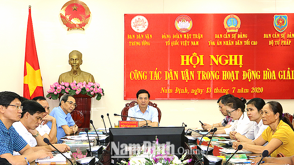 Đồng chí Trần Văn Chung, Phó Bí thư Thường trực Tỉnh ủy, Chủ tịch HĐND tỉnh chủ trì hội nghị tại điểm cầu Nam Định.