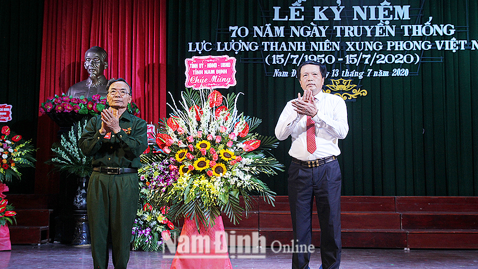 Đồng chí Ngô Gia Tự, Ủy viên Ban TVTU, Phó Chủ tịch Thường trực UBND tỉnh tặng hoa cho Hội Cựu TNXP tỉnh.