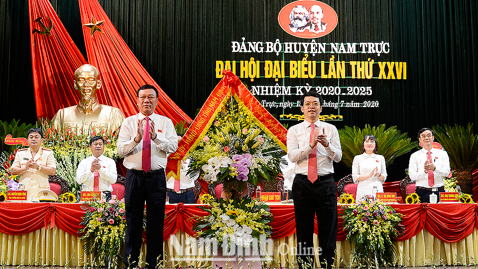 Đồng chí Đoàn Hồng Phong, Ủy viên BCH Trung ương Đảng, Bí thư Tỉnh ủy, Trưởng đoàn Đoàn đại biểu Quốc hội của tỉnh trao tặng Đại hội lẵng hoa tươi thắm.