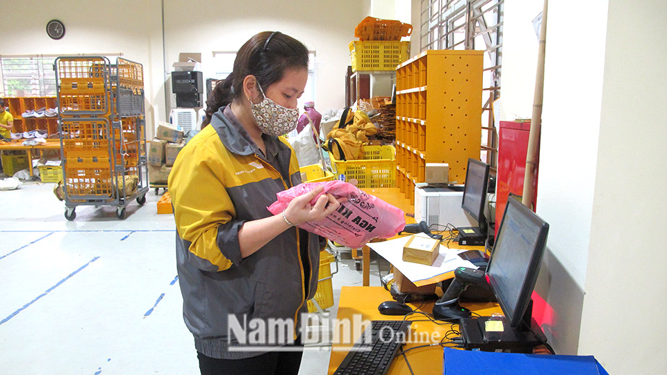Kiểm soát hàng hóa giao dịch thương mại điện tử tại Công ty Bưu chính Nam Định.