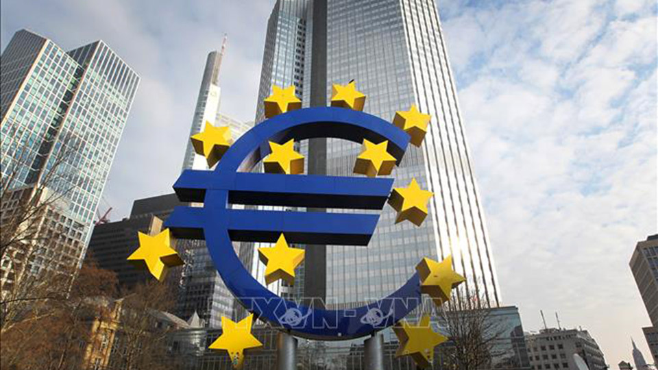 Biểu tượng đồng euro tại Frankfurt, Đức.  Ảnh: AFP/TTXVN