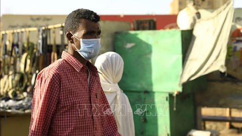 Người dân đeo khẩu trang phòng dịch COVID-19 tại Khartoum, Sudan ngày 14/3/2020. Ảnh: THX/TTXVN
