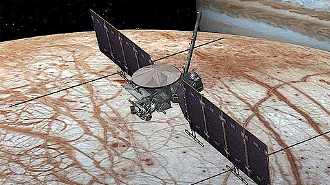 Mô phỏng tàu Europa Clipper bay trên mặt trăng sao Mộc. (Ảnh: Cnet).