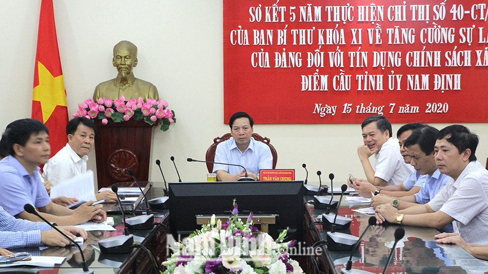 Đồng chí Trần Văn Chung, Phó Bí thư Thường trực Tỉnh ủy, Chủ tịch HĐND tỉnh chủ trì hội nghị tại điểm cầu Nam Định.