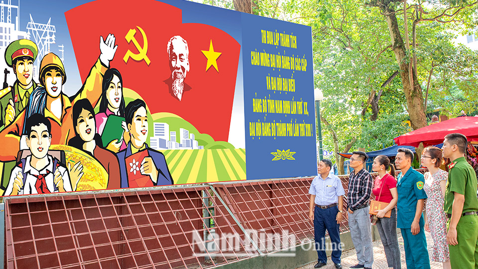 Nhân dân phường Trần Hưng Đạo xem pano tuyên truyền Đại hội Đảng bộ thành phố Nam Định lần thứ XVII.