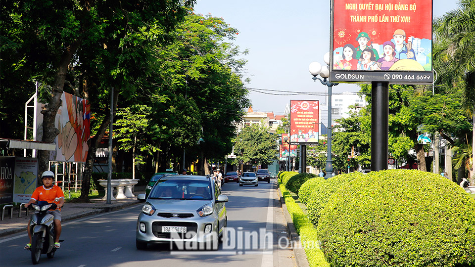 Tổ chức “đường phố cổ động” (đường Nguyễn Du) chào mừng Đại hội Đảng bộ thành phố Nam Định lần thứ XVII.