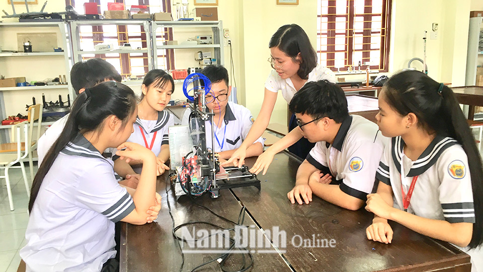 Học sinh thực hành môn Vật lý tại Phòng Thực hành, Trường THPT chuyên Lê Hồng Phong (thành phố Nam Định).