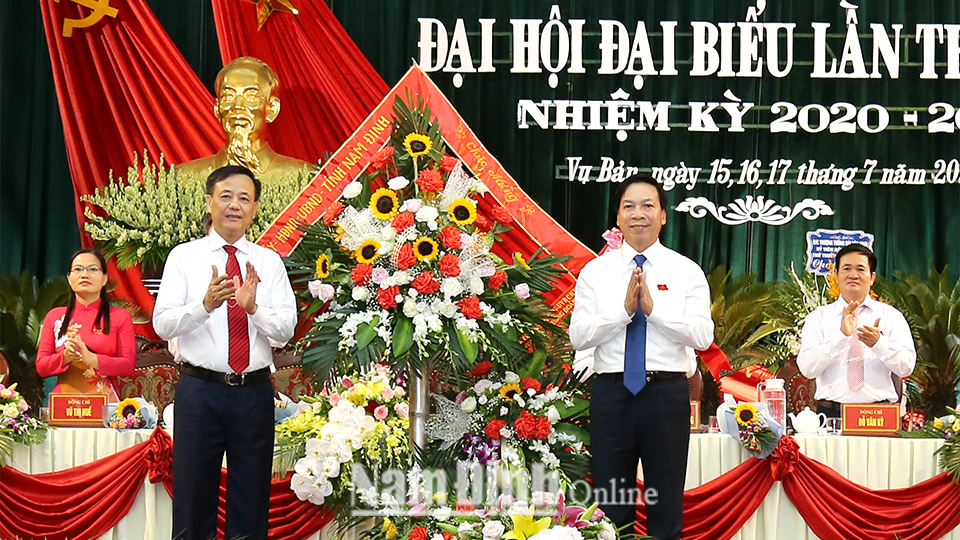 Đồng chí Trần Văn Chung, Phó Bí thư Thường trực Tỉnh ủy, Chủ tịch HĐND tỉnh trao tặng Đại hội lẵng hoa tươi thắm.